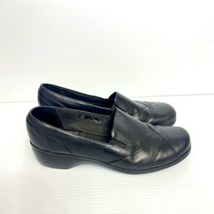 Clark's loafers women’s size 11m, black in excellent condition.